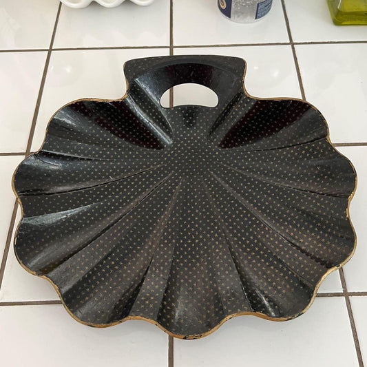 Shell-Shaped Display Dish